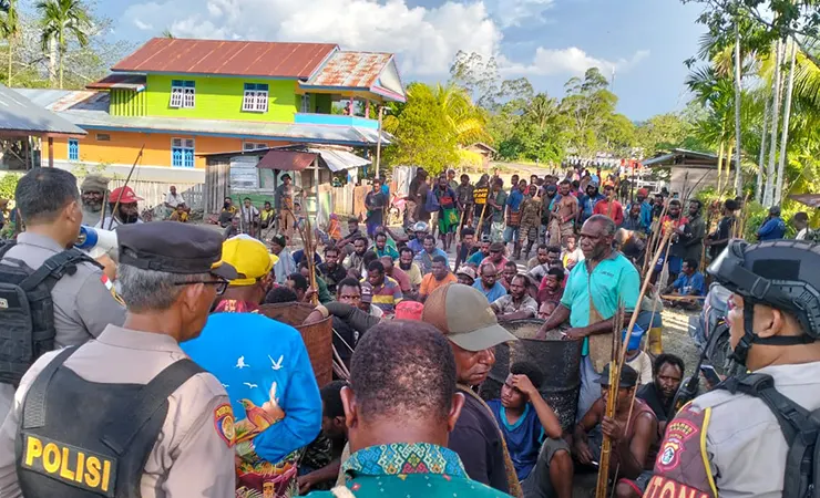 Situasi pertikaian antar warga di Distrik Uwapa, Kabupaten Nabire, Senin 5 Juni 2023. (Foto: Humas Polda Papua))