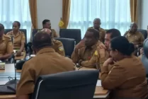 Pelaksana Harian (Plh) Gubernur Papua Muhammad Ridwan Rumasukun mengumpulkan para kepala Satuan Kerja Perangkat Daerah (SKPD), Selasa (13/6/2023). (Foto: Dok Humas Pemprov Papua)