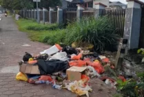 Potret sampah masih saja dibuang warga di atas trotoar Jalan Cenderawasih. (Foto: Charlan Biru/Seputarpapua)