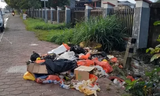 Potret sampah masih saja dibuang warga di atas trotoar Jalan Cenderawasih. (Foto: Charlan Biru/Seputarpapua)