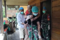 Personel Satgas Yonif R 631/ATG bersama petugas Puskesmas Tsinga saat memberikan pelayanan kesehatan bagi lansia Sekregome Uamang. (Foto: Ist)