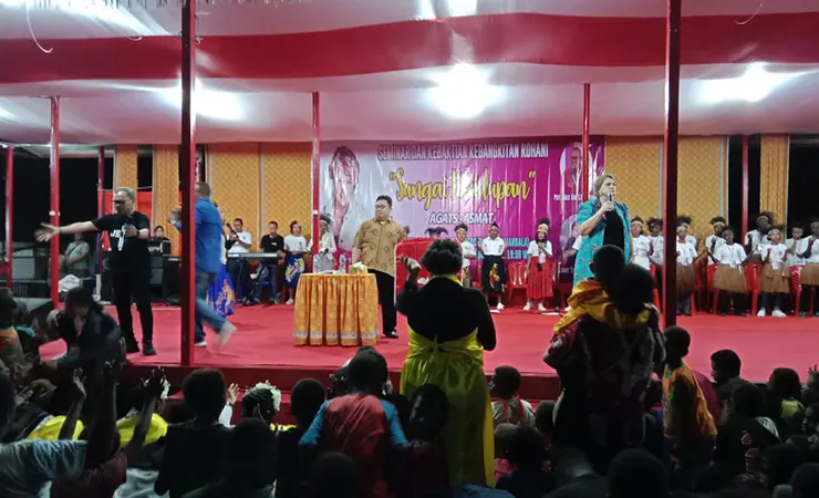 Tampak antusiasme warga dalam mengikuti Seminar dan KKR di Lapangan Yos Sudarso, Distrik Agats, Kabupaten Asmat, Papua Tengah, Jum'at malam, 9 Juni 2023. (Foto: Elgo Wohel/Seputarpapua)