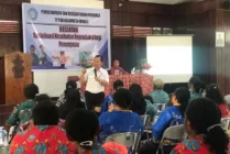 Dokter Leonard Pardede saat memberikan sosialisasi kesehatan reproduksi wanita beberapa waktu lalu. (Foto: Anya Fatma/Seputarpapua)