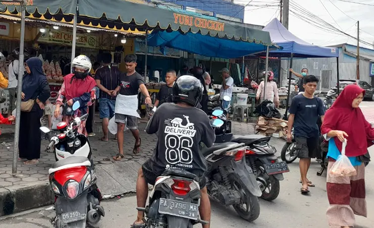 Suasana masyarakat saat membeli daging pada satu ruko di Jalan Hasanudin, Timika, Rabu (28/6/2023). (Foto: Charlan Biru/Seputarpapua)