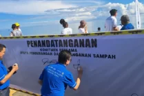 Sekda Provinsi Papua Tengah Velentinus Sudarjanto Sumito bersama Presdir PT Freeport Indonesia menandatangani komitmen bersama pengurangan dan penanganan sampah. (Foto: Seputarpapua)
