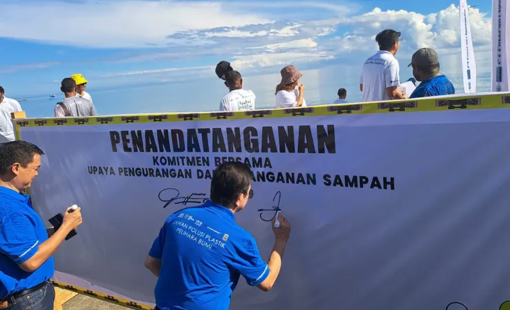 Sekda Provinsi Papua Tengah Velentinus Sudarjanto Sumito bersama Presdir PT Freeport Indonesia menandatangani komitmen bersama pengurangan dan penanganan sampah. (Foto: Seputarpapua)