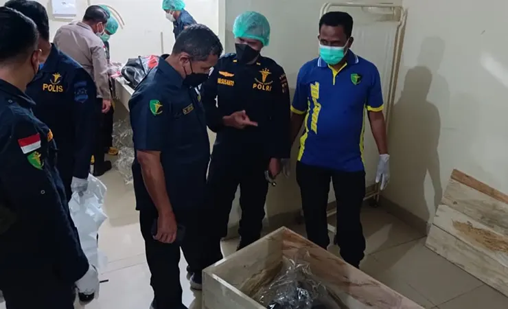 Tim DVI Polda Papua melakukan identifikasi terhadap jenazah korban jatuhnya pesawat SAM Air PK-SMW. (Foto: Dok Humas Polda Papau)
