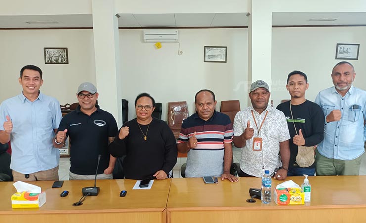 Wakil Direktur Program dan Evaluasi YPMAK didampingi pengurus usai melakukan jumpa pers. (Foto: Mujiono/Seputarpapua)