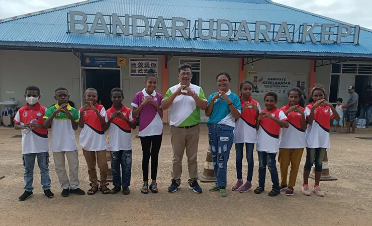 Foto bersama 10 murid SD anak asli Mappi bersama pendamping saat akan berangkat ke Merauke dan selanjutnya ke Jayapura untuk menampilkan kemampuan berhitung metode Gasing dihadapan Presiden Jokowi pada 5 Juli 2023. (Foto: Humas Pemkab Mappi)