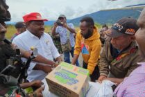 Bupati Puncak Willem Wandik menyerahkan bantuan logistik makanan untuk korban kekeringan di Distrik Agandugume dan Distrik Lambewi. (Foto: Diskominfo Puncak)