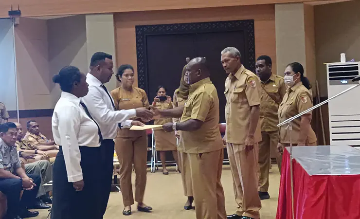 Bupati Merauke Romanus Mbaraka didampingi Sekda Merauke Yeremias Ndiken serahkan SK Guru P3K tahun 2021 kepada perwakilan. (Foto: Getrud/Seputarpapua)