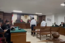 Proses pembacaan amar putusan oleh Majelis Hakim Pengadilan Tipikor pada Pengadilan Negeri Makassar terhadap terdakwa Eltinus Omaleng dan Marthen Sawy, Senin (17/7/2023). (Foto: Tangkapan layar video)