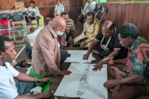 Para pelaku karya seni suku Asmat mempresentasikan hasil karya mereka dalam kegiatan FGD yang digelar Dinas Pariwisata dan Kebudayaan Kabupaten Asmat, Provinsi Papua Selatan, Rabu (12/7/2023). (Foto: Elgo Wohel/Seputarpapua)