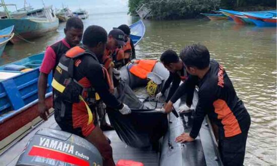 Tim SAR gabungan menemukan korban terakhir musibah tenggelamnya longboat 40 PK bermuatan 18 orang di perairan Buruwai, Kabupaten Kaimana, Provinsi Papua Tengah. (Foto: Humas SAR)