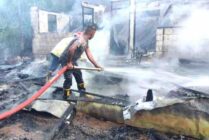 Suasana petugas damkar memadamkan api yang menghanguskan satu unit rumah milik warga di Hamadi, Kota Jayapura (Foto: Damkar Kota Jayapura)