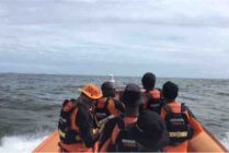 Rescuer Kantor Pencarian dan Pertolongan Timika saat melakukan operasi pencarian 2 korban kapal nelayan tenggelam di perairan Mimika, Papua Tengah pada Minggu, 9 Juli 2023. (Foto: Humas SAR Timika)