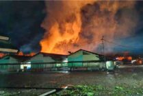 Terlihat api melahap kios di Pasar Jibama, Wamena, Kabupaten Jayawijaya, Provinsi Papua Pegunungan, Minggu (16/7/2023). (Foto: Humas Polda Papua)