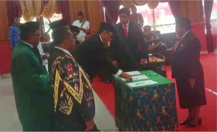 Penandatanganan berita acara proses pelantikan pejabat tinggi Pratama lingkup Pemerintahan Provinsi Papua Tengah oleh Pj Gubernur Papua Tengah, Dr. Ribka Haluk, S.Sos., MM, Senin (17/7/2023). (Foto: Christian Degei/Seputarpapua)