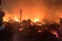 Kebakaran yang menghanguskan rumah dan kios di Jalan Yos Sudarso, Keluruhan Kamoro Jaya, Timika, Papua Tengah, Rabu (19/7/2023) malam. (Foto: Arifin Lolialang)