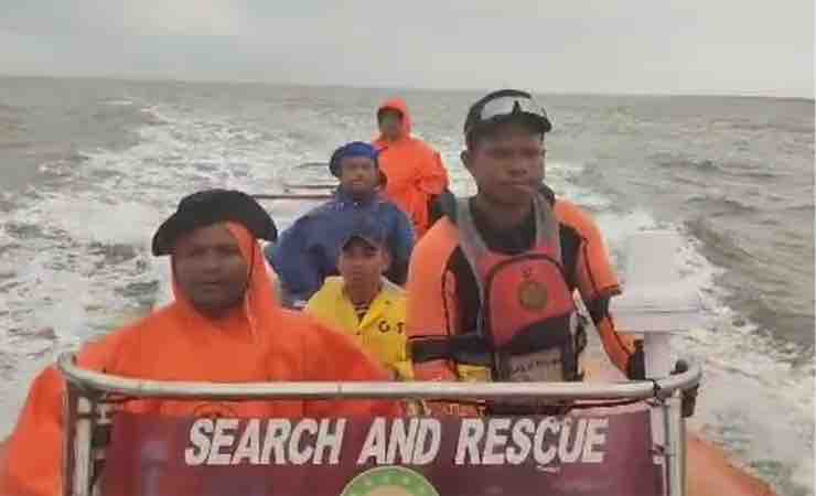 Tim SAR gabungan melakukan proses pencarian pekerja pemeliharaan tower 4G yang dilaporkan hilang kontak di perairan Mimika, Papua Tengah. (Foto: SAR Timika)