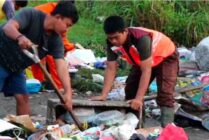 Ulfandi Fajritul Hidayat saat melakukan aktivitasnya sebagai petugas sampah. (Foto: Alley)