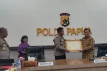 Kapolres Mimika saat menerima penghargaan dari Kompolnas terkait pengungkapan kasus pembunuhan disertai mutilasi terhadap empat warga sipil di Kabupaten Mimika, Provinsi Papua Tengah pada 22 Agustus 2022. (Foto: Ist)