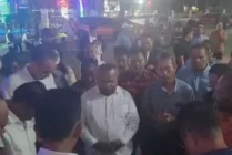 Eltinus Omaleng dan simpatisannya berdoa bersama usai mengikuti sidang putusan Pengadilan Tipikor pada Pengadilan Negeri Makassar. (Foto: Tangkapan layar video)