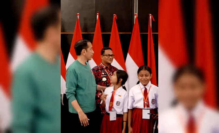 Presiden Jokowi didampingi Pj Bupati Mappi saat beraudensi dengan puluhan murid SD yang tersebar di Pulau Papua. (Foto: Humas Pemkab Mappi)