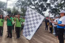 Pj Bupati Mimika Valentinus Sudarjanto Sumito saat membuka kegiatan Jalan Santai dan Apel Umum di pelataran gedung Eme Neme Yauware, Mimika, Papua Tengah, Jumat (28/7/2023). (Foto: Fachruddin Aji)