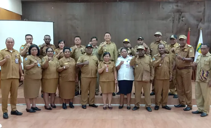 Pj Bupati Mappi Valentinus Sudarjanto Sumito (tengah) saat berfoto bersama dengan para kepala distrik dan para Kepala OPD terkait usai menggelar pertemuan tertutup di salah satu hotel yang berada di Jalan Yos Sudarso, Senin (3/7/2023). (Foto: Fachruddin Aji/Seputarpapua)