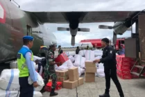 Bantuan Sosial dari Panglima TNI tiba di Bandara Mozes Kilangin Timika. (Foto: Anya Fatma/Seputarpapua)