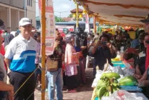 Pj Bupati Mimika Valentinus Sudarjanto Sumito saat meninjau Pasar Murah yang digelar di pelataran Gedung Eme Neme Yauware, Jumat (28/7/2023). (Foto: Fachruddin Aji/Seputarpapua)