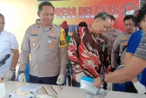 Wakapolres Mimika Kompol Hermanto di dampingi Kasatnarkoba, pihak Kejaksaan, BNN dan Pengadilan saat melakukan pemusnahan barang bukti. (Foto: Arifin Lolialang/Seputarpapua)