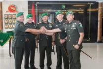 Foto bersama Pangdam XVII/Cenderawasih Mayjen TNI Izak Pangemanan bersama empat Dandim yang baru dilantik. (Foto: Pendam XVII/Cenderawasih)