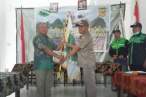Penyerahan Pataka RAPI Mimika dari H Syaiful selaku ketua lama kepada ketua baru Garudhea Antonio Meddy Purwanto. (Foto: Ist/Seputarpapua)