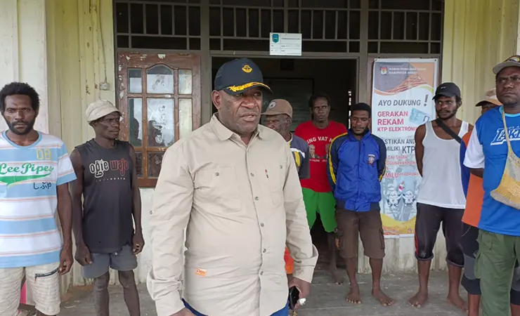 Sekda Kabupaten Asmat, Provinsi Papua Selatan, Absalom Amiyaram melakukan kunjungan kerja ke distrik untuk memastikan roda pemerintahan, pada Sabtu, 29 Juli 2023. (Foto: Elgo Wohel/Seputarpapua)