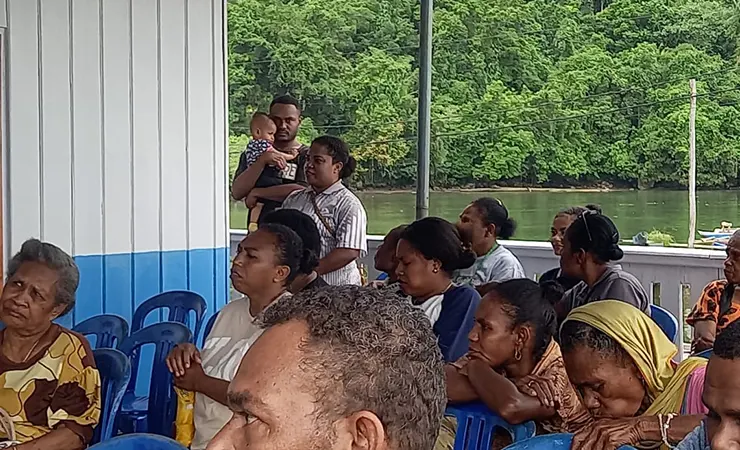 Suasana sosialisasi aturan lintas batas dan perekaman pas lintas batas di Kampung Kayo Batu (Foto: Musa)