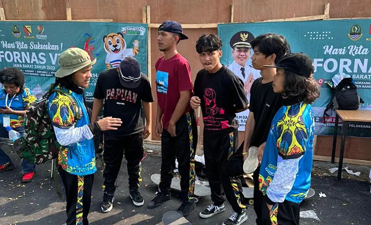 Tim Skateboarding dari Kontingen Fornas Papua Tengah diberi arahan dari pelatih sebelum bertanding di ajang Fornas VII Jawa Barat. (Foto: Tim Skateboarding Kontingen Fornas Papua Tengah)