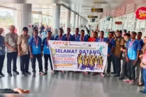 Tim voli SATP foto bersama dengan pihak sekolah dan Kepala Dinas Pariwisata Kebudayaan Pemuda dan Olahraga Mimika di Bandara Mozes Kilangin. (Foto: Mujiono/ Seputarpapua)