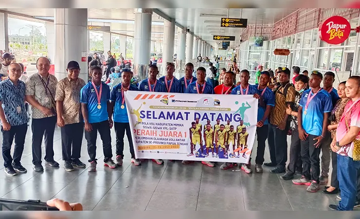 Tim voli SATP foto bersama dengan pihak sekolah dan Kepala Dinas Pariwisata Kebudayaan Pemuda dan Olahraga Mimika di Bandara Mozes Kilangin. (Foto: Mujiono/ Seputarpapua)