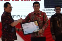Pj Sekda Papua Tengah Anwar Harun Damanik ketika menerima BKN Award 2023.