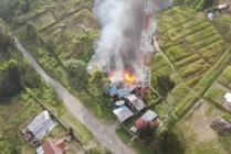 Tampak kepulan asap dari pembakaran rumah warga dan sebuah tower Telkomsel di Kampung Kago, Distrik Ilaga, Kabupaten Puncak. (Foto: Ist)