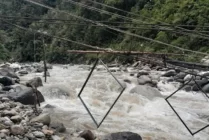 Jembatan yang menghubungkan 3 kampung di Tembagapura terputus, akibat banjir dan longsor. (Foto: Ist)