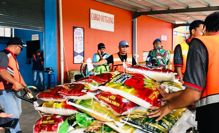 Bantuan beras yang akan dikirim ke Tembagapura. (Foto: Anya Fatma/Seputarpapua)