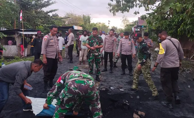 Pihak keamanan TNI-Polri membuka blokade jalan yang berada tepat didepan rumah keluarga almarhum Markus Kamisopa, korban meninggal dunia diduga dianiaya oknum aparat keamanan. (Foto: Ist)