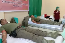 Anggota Satuan Brimob saat melakukan kegiatan donor darah Polwan Polres Mimika dalam rangka HUT ke 75 Polwan RI. (Foto: Arifin Lolialang/Seputarpapua)