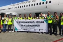 Pengusaha OAP Columbus Bonyadode foto bersama pihak terkait disela-sela proses ekspor perdana di Bandara Sentani Jayapura. (Foto: Alley/Seputarpapua)