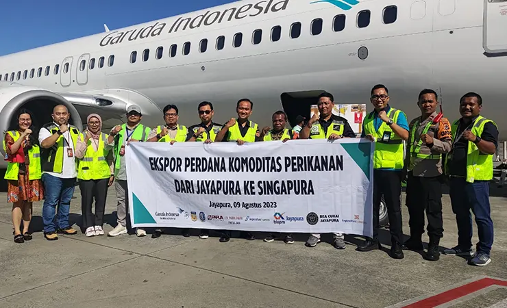 Pengusaha OAP Columbus Bonyadode foto bersama pihak terkait disela-sela proses ekspor perdana di Bandara Sentani Jayapura. (Foto: Alley/Seputarpapua)