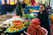 Ecce, pedagang sayur di Pasar Sentral Timika. (Foto: Anya Fatma/Seputarpapua)