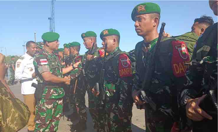 Danrem 174/ATW tengah menyambut personil Satgas Pamtas RI-PNG di Pelabuhan Laut Merauke. (Foto: Getrud)